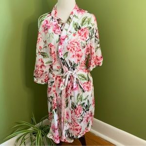 Women’s robe, floral. One size.